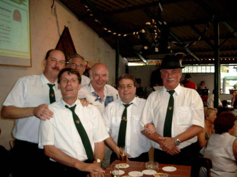 Bild des Jahres 2004, hintere Reihe von links nach rechts: Peter, Peter, Peter vorne von links nach rechts: Peter, Peter, Peter. Leider nicht dabei ist Peter S. und Peter W.